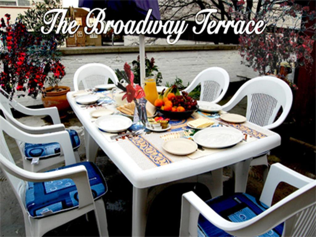 Broadway Lodge Bed And Breakfast Surbiton Bagian luar foto