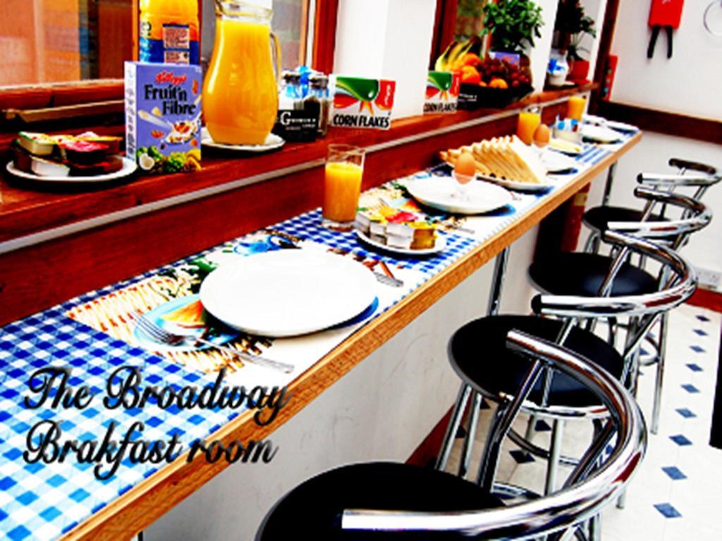 Broadway Lodge Bed And Breakfast Surbiton Bagian luar foto