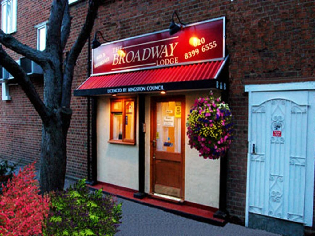 Broadway Lodge Bed And Breakfast Surbiton Bagian luar foto