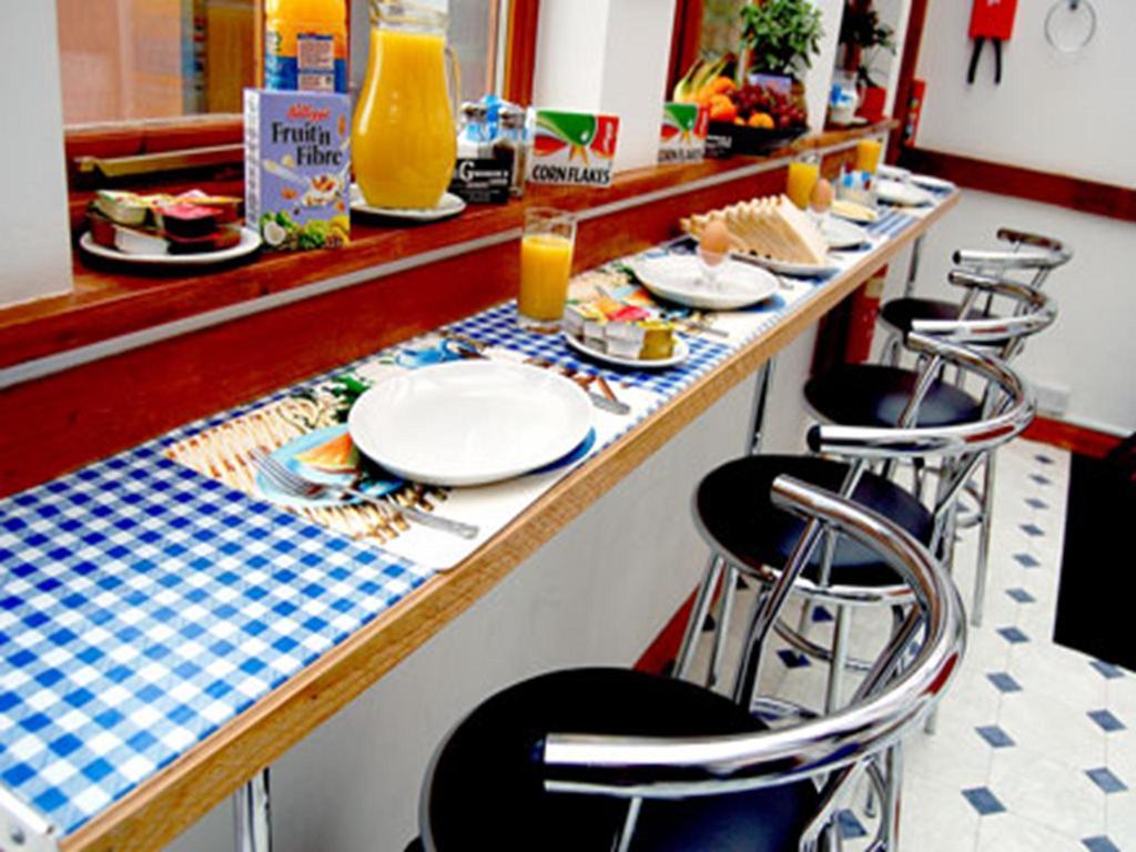 Broadway Lodge Bed And Breakfast Surbiton Bagian luar foto